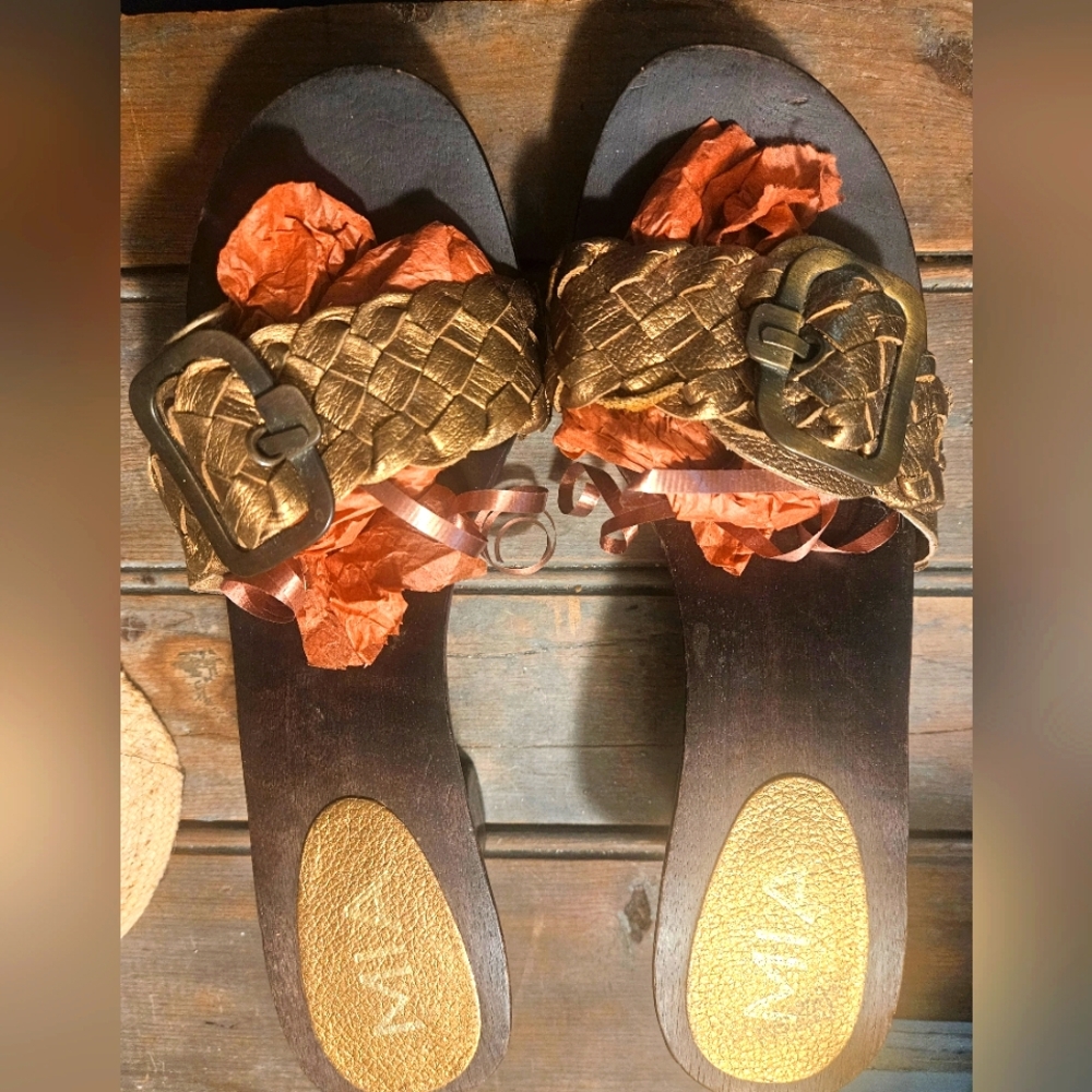 MIA VTG.SUPER CUTE BRONZE BRAIDED LEATHER W/BUCKLE.WOOD PLATFORM& HEELS♡ EUC!